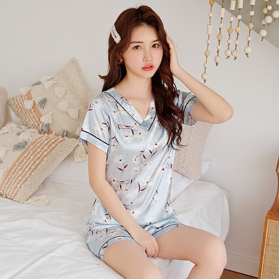 Дамска сатенена пижама от две части с къс ръкав и апликация