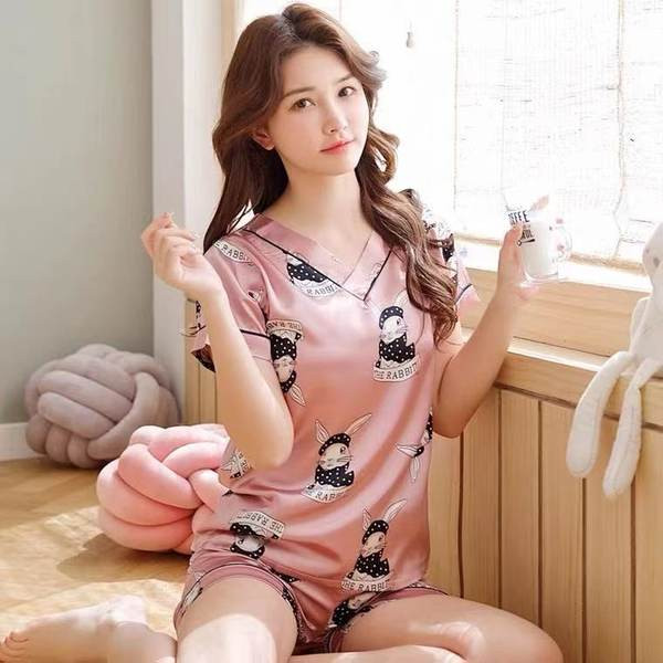 Дамска сатенена пижама от две части с къс ръкав и апликация