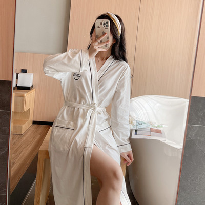 Ženski bade mantil sa natpisom i remenom