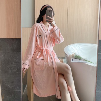 Ženski bade mantil sa natpisom i remenom