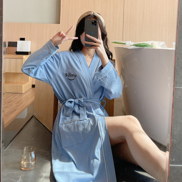 Ženski bade mantil sa natpisom i remenom