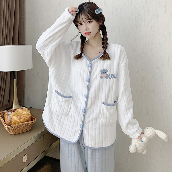 Ženska plišana pidžama s džepovima i kopčanjem