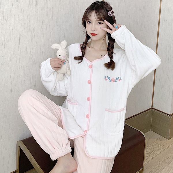 Ženska plišana pidžama s džepovima i kopčanjem