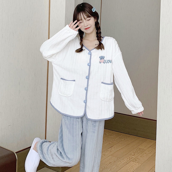 Ženska plišana pidžama s džepovima i kopčanjem