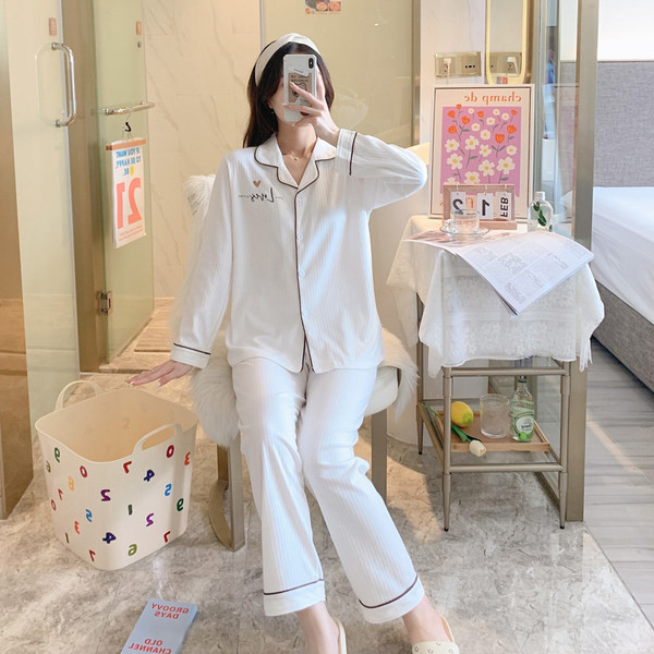 Ženska dvodijelna pidžama s dugim rukavima i izvezenim natpisom