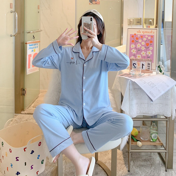 Ženska dvodijelna pidžama s dugim rukavima i izvezenim natpisom