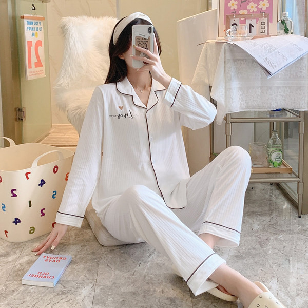 Ženska dvodijelna pidžama s dugim rukavima i izvezenim natpisom