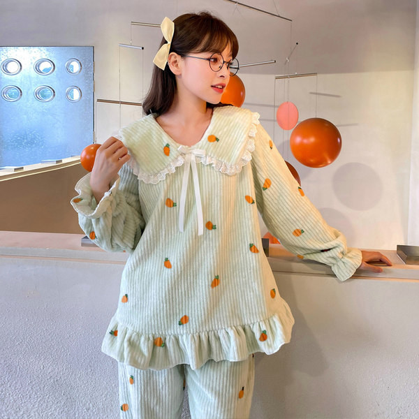 Ženska pidžama s aplikacijama i vezama