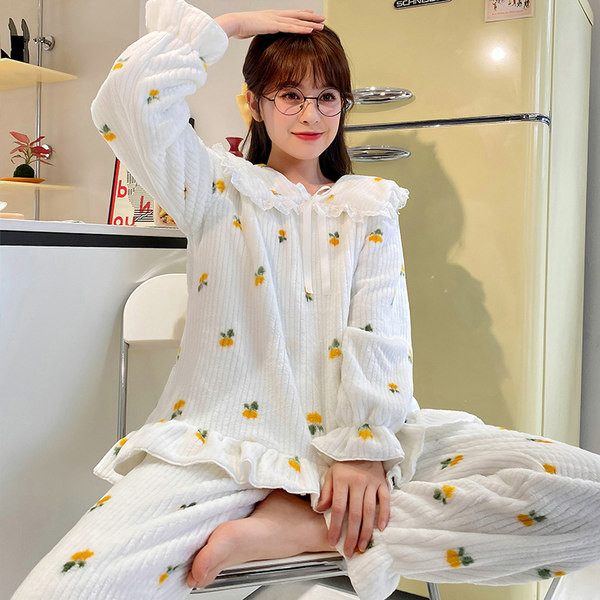 Ženska pidžama s aplikacijama i vezama