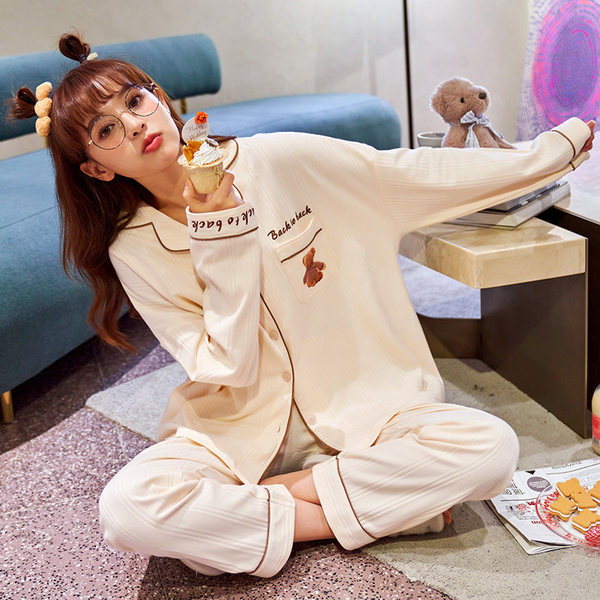 Ženska pidžama iz dva dela sa aplikacijom i natpisom