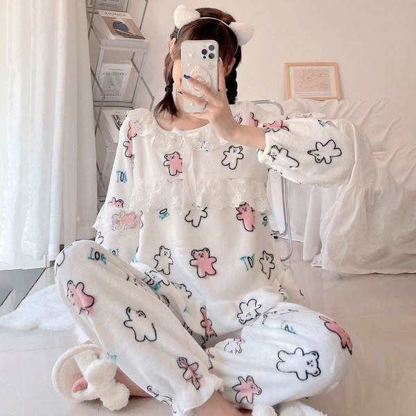 Ženska pidžama iz dva dela sa aplikacijama u više boja