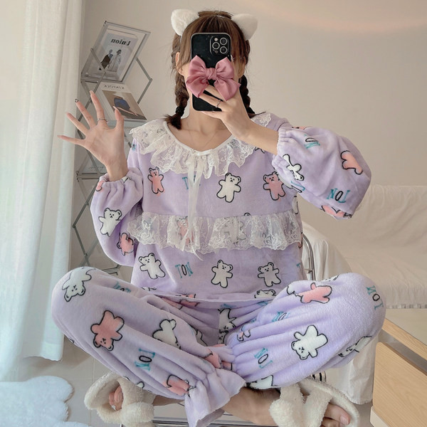 Ženska pidžama iz dva dela sa aplikacijama u više boja