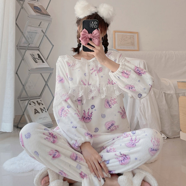 Ženska pidžama iz dva dela sa aplikacijama u više boja