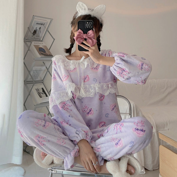 Ženska pidžama iz dva dela sa aplikacijama u više boja