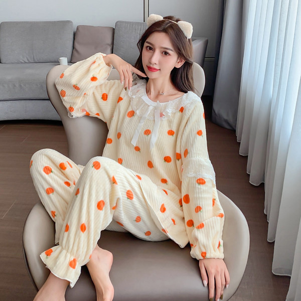 Ženska pidžama iz dva dela sa aplikacijama u više boja