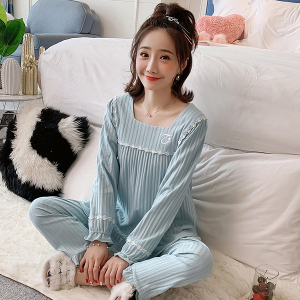 Ženska pidžama s četvrtastim izrezom - tri boje