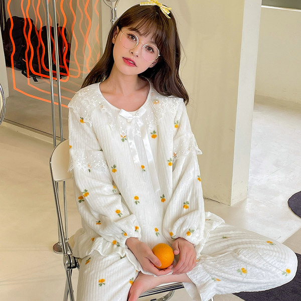 Ženska moderna pidžama s trakom i uzorkom u boji