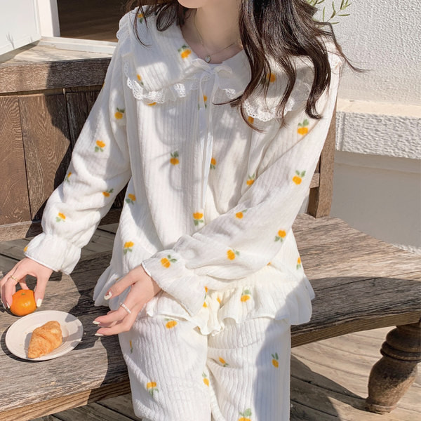 Novi model ženske pidžame sa čipkom i kovrčama