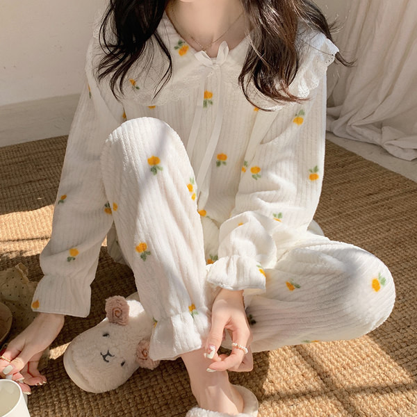 Novi model ženske pidžame sa čipkom i kovrčama