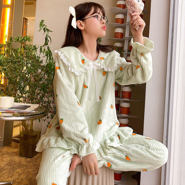 Novi model ženske pidžame sa čipkom i kovrčama