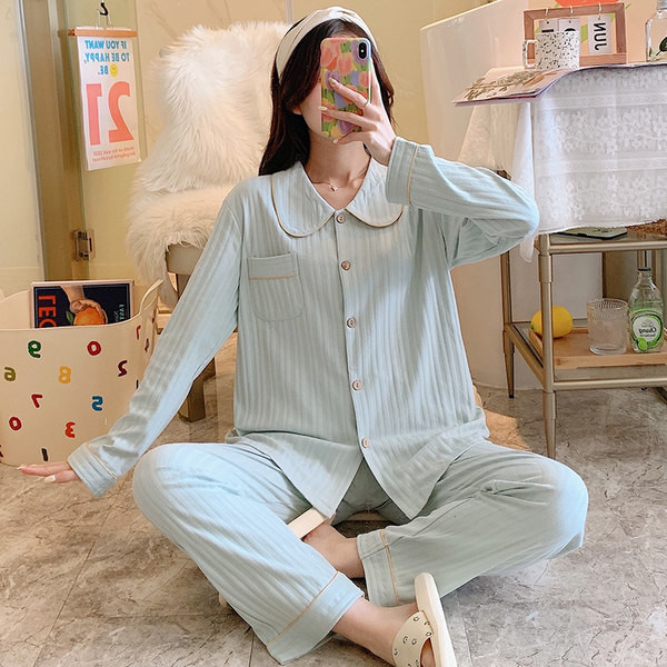 Дамска пижама с копчета и класическа яка