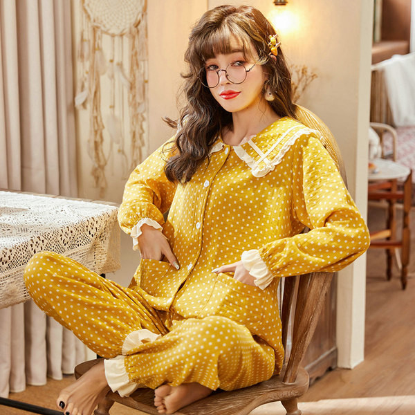 Дамска пижама на точки с копчета