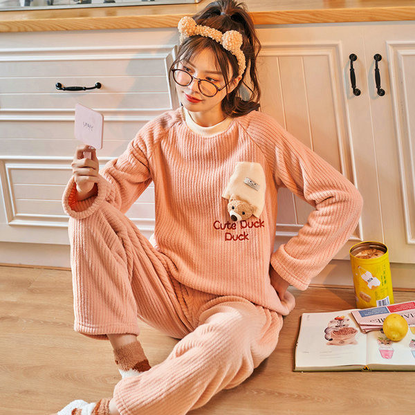 Novi model ženske mekane pidžame sa vezom i 3D elementom