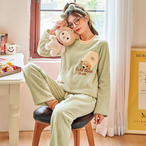 Novi model ženske mekane pidžame sa vezom i 3D elementom