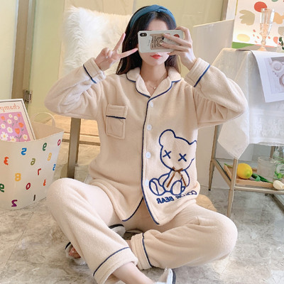 Ženska pidžama s vezom i gumbima