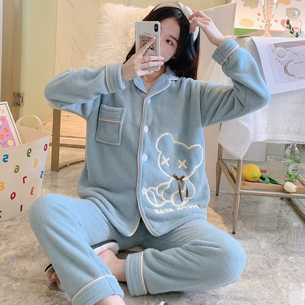 Ženska pidžama s vezom i gumbima