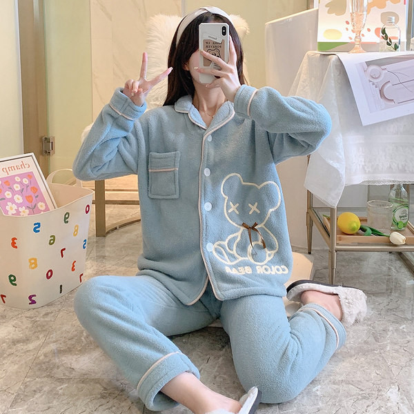 Ženska pidžama s vezom i gumbima