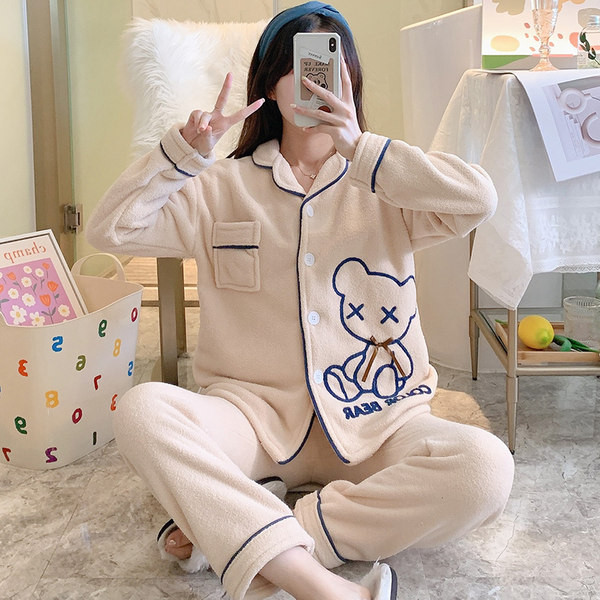 Ženska pidžama s vezom i gumbima