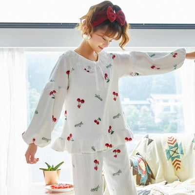 Дамска зимна пижама с цветна декорация 