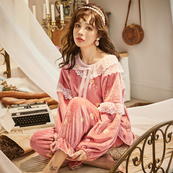 Дамска зимна пижама с цветна декорация 