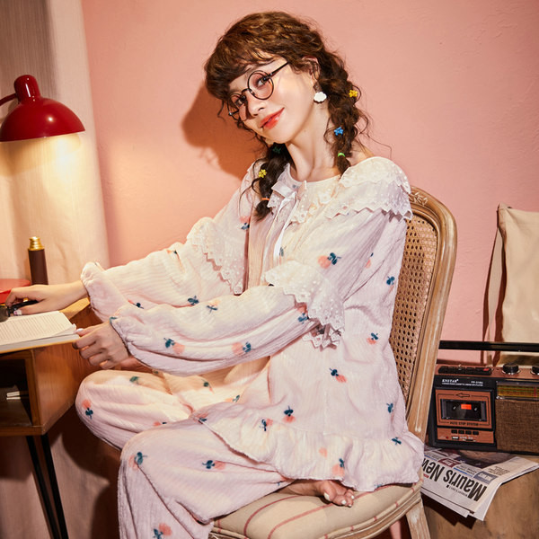 Дамска зимна пижама с цветна декорация 