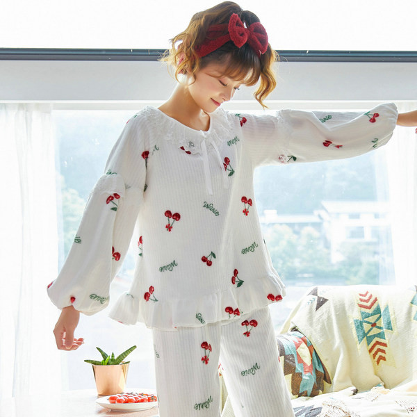 Дамска зимна пижама с цветна декорация 