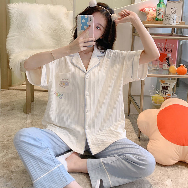 Ženski komplet iz dva dela sa aplikacijom