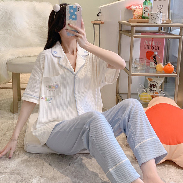 Ženski komplet iz dva dela sa aplikacijom