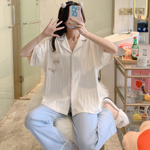 Ženski komplet iz dva dela sa aplikacijom