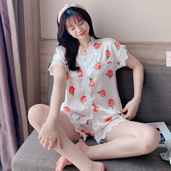 Къс комплект дамска пижама с дантела