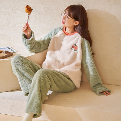 Ženska paperjasta pidžama s vezom