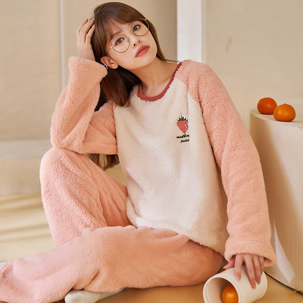 Ženska paperjasta pidžama s vezom