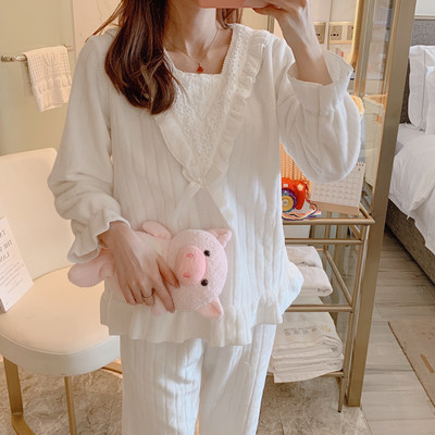 Дамска пижама от рипсено трико с къдри и дантела