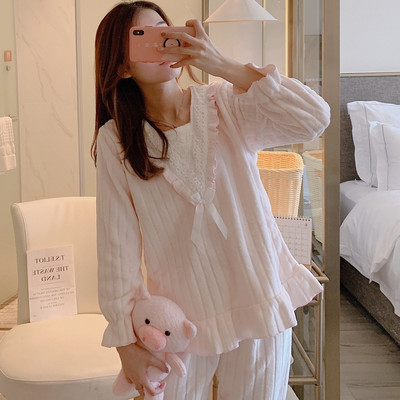 Ženska pidžama od samta s kovrčama i čipkom