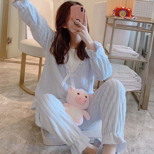 Ženska pidžama od samta s kovrčama i čipkom