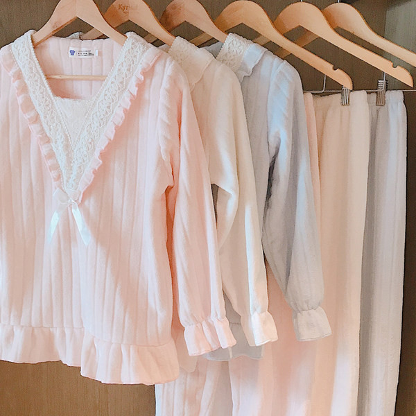 Ženska pidžama od samta s kovrčama i čipkom