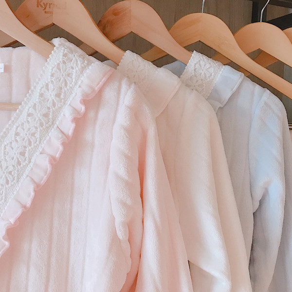 Ženska pidžama od samta s kovrčama i čipkom