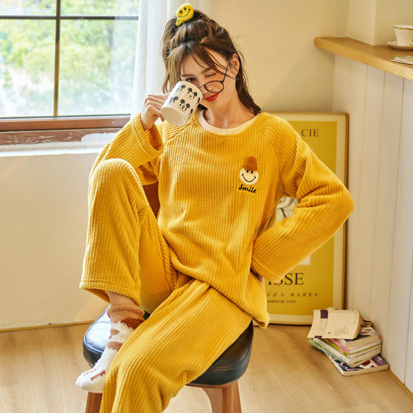 Ženska pidžama iz dva dijela sa dugim rukavima i aplikacijom