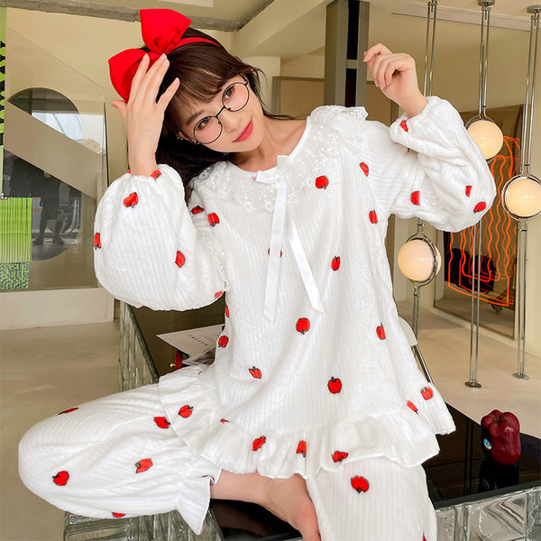 Ženska paperjasta pidžama sa čipkom - dva dijela