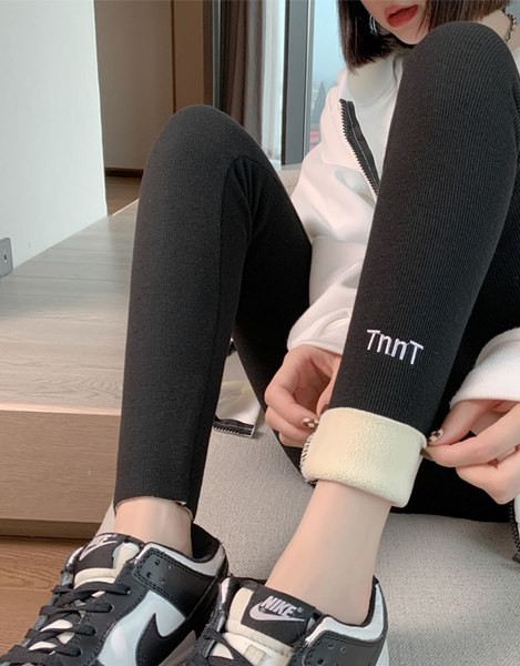 Ženski dugi klin s jednobojnim vezom